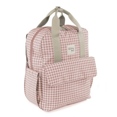 Mochila xadrez rosa e branco com alças bege e bolso frontal.