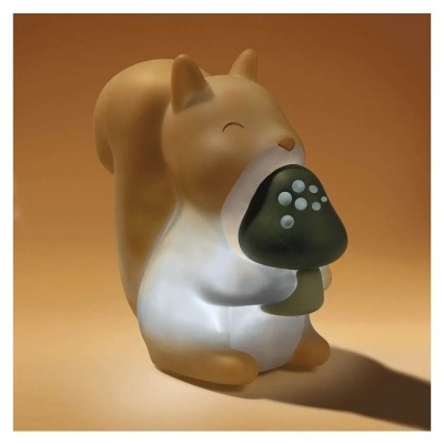 Figura decorativa em forma de esquilo segurando um cogumelo