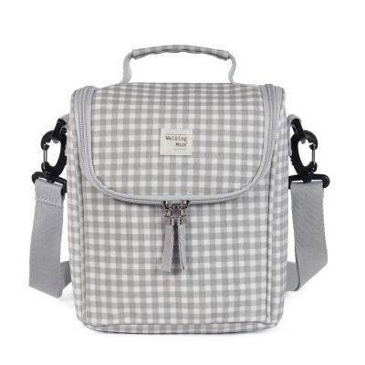 Bolsa térmica com padrão de quadrados cinzentos e brancos e etiqueta Walking Mum