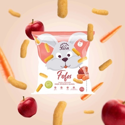 Embalagem de snack crocante Fofo com desenho de coelho e frutas de maçã e cenoura ao fundo