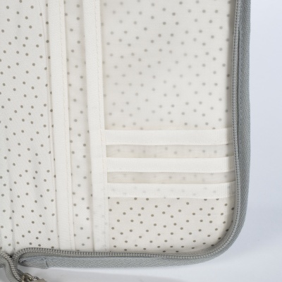 Walking&#x20;Mum&#x20;&#x7C;&#x20;Porta&#x20;Documentos&#x20;Beb&#x00E9;&#x20;Botton&#x20;Strips&#x20;-&#x20;Branco