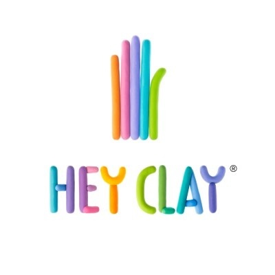cilindros coloridos e logo HEYCLAY em massa modelar colorida