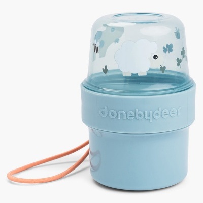 Porta-leite azul claro com tampa transparente decorada e alça laranja.