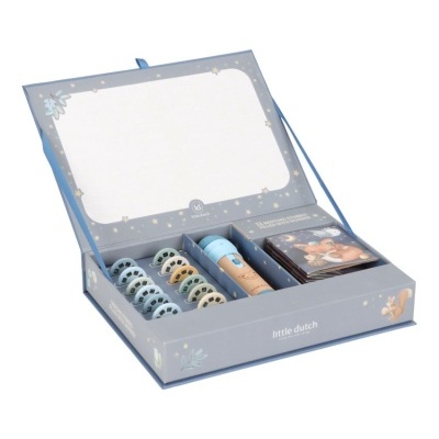 Conjunto de carimbos Little Dutch numa caixa azul decorada com estrelas e esquilo