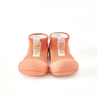 Meias-calçado laranja com sola de borracha e texto BEBÉ.