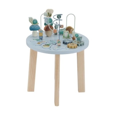 Mesa de madeira com brinquedos educativos de madeira coloridos para crianças