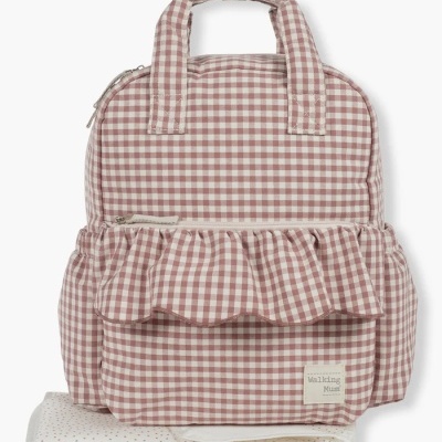 Mochila rosa e branca aos quadrados com padrão vichy e trocador branco com pontos