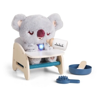 Ursinho de peluche cinza na cadeira de madeira com mamadeira e acessórios