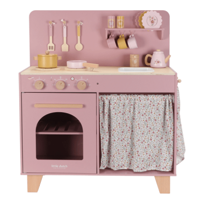 Cozinha de brinquedo rosa com forno e acessórios em madeira e tecido floral.