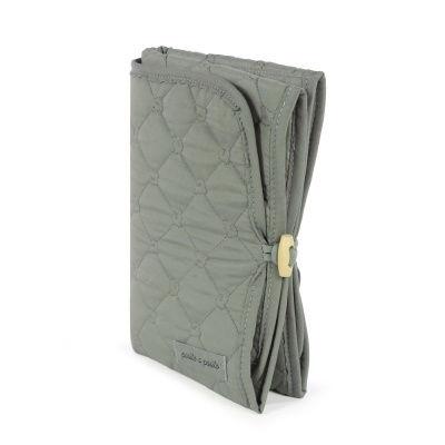 Estojo acolchoado verde com padrão em losangos e botão de madeira