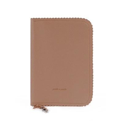 Capa bege em pele com fecho e pendente metálico