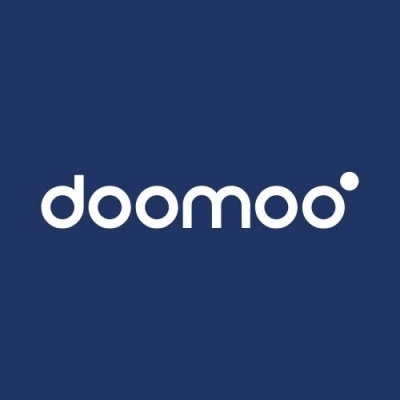 Logótipo da marca doomoo em branco sobre fundo azul escuro
