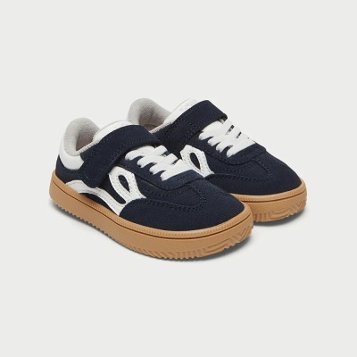 Sapatilhas infantis camurça azul com detalhes brancos e sola castanha