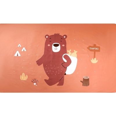 Tapete laranja com estampa de urso e elementos de camping