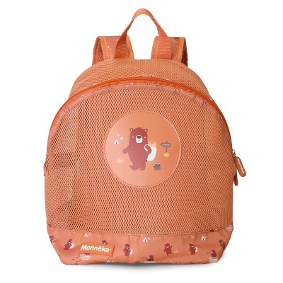 Mochila infantil laranja com estampa de urso castanho e detalhe da marca Monnëka