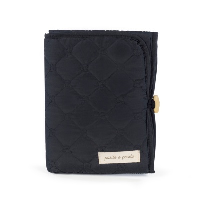 Manta acolchoada preta com fecho e etiqueta pasito a pasito