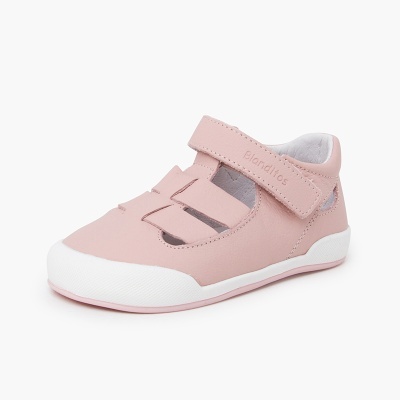 Sapato infantil rosa claro com sola branca e fecho de velcro