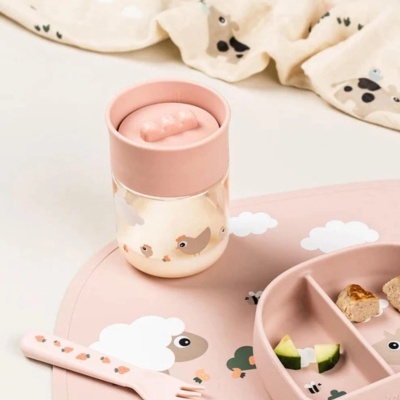 Done&#x20;by&#x20;Deer&#x20;&#x7C;&#x20;Copo&#x20;de&#x20;Aprendizagem&#x20;360&#x00BA;&#x20;Tiny&#x20;Farm&#x20;rosa