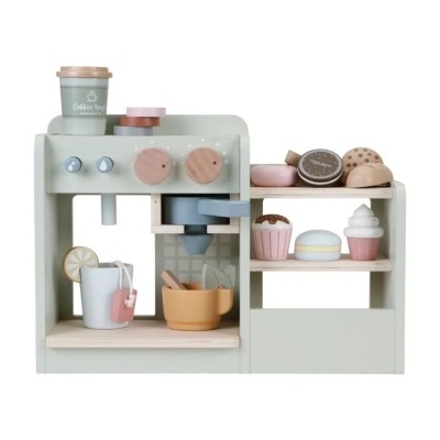 Máquina de café de madeira com chávena e bolos coloridos em prateleiras