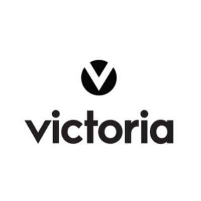 Logótipo preto da marca victoria com um círculo contendo um vetor branco invertido