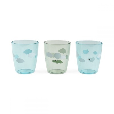 Três copos de plástico translúcido com desenhos de nuvens, jacaré, balões e pássaros