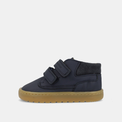 Bota infantil azul escura com sola castanha e fechos de velcro.
