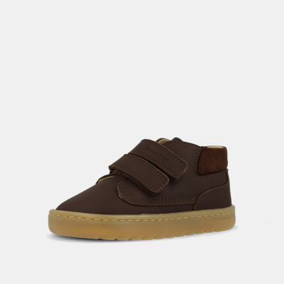 Sapata infantil castanho escuro com tiras de velcro e sola em borracha