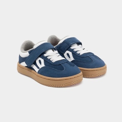 Sapatilhas infantis azuis com atacadores brancos e sola castanha