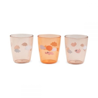 Três copos plásticos translúcidos com desenhos de nuvens, sol, crocodilo e pássaros