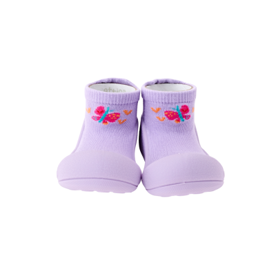 Sapatos meias lilás para crianças com borboletas coloridas.