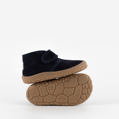 Sapato infantil camurça azul com sola de borracha castanha e fecho velcro