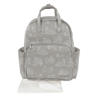 Mochila cinzenta com padrão floral e animal branco e toalha branca com padrão de pontos