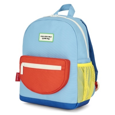 Mochila azul clara com bolso vermelho e detalhes amarelos e azuis