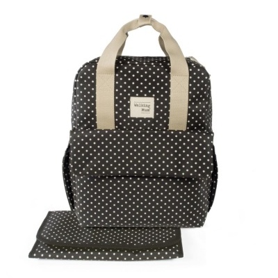 Mochila preta de bolinhas brancas, alças bege, etiqueta Walking Mum, manta com padrão igual.