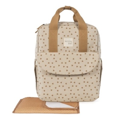 Mochila bege com padrão de corações castanhos e tapete de muda correspondente