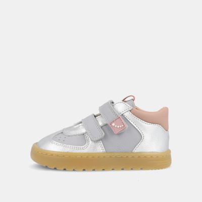 Tênis infantil cinza com pormenores prateados e rosa, fecho em velcro.
