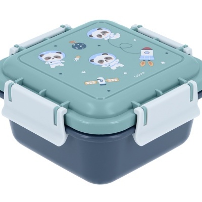 Caixa de armazenamento azul com tampa decorada com pandas astronautas e foguete.