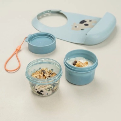 Done&#x20;by&#x20;Deer&#x20;&#x7C;&#x20;Caixa&#x20;para&#x20;Snacks&#x20;2&#x20;em&#x20;1&#x20;Tiny&#x20;Farm&#x20;300ml&#x20;-&#x20;Azul