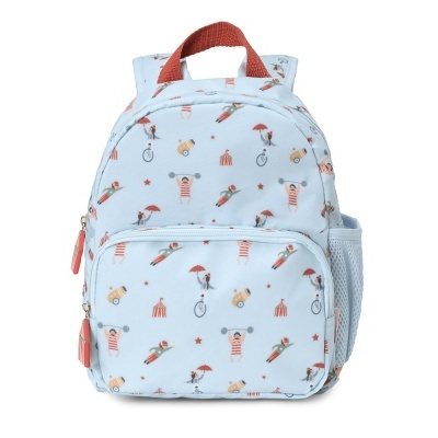 Mochila infantil azul clara com padrão colorido e alças laranja