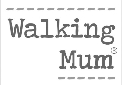 Logo com texto 'Walking Mum' cinza e linhas tracejadas cinza em fundo branco
