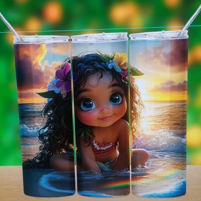 Três copos metálicos com tampa e palhinha decorados com personagem de desenho animado à beira da praia ao pôr do sol