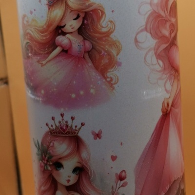 Garrafa metálica branca com princesas desenhadas em estilo cartoon e texto 'Little Pr'