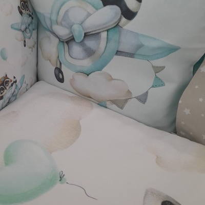 Almofada com estampa de guaxinim aviador e avião em tecido branco