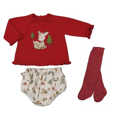 Conjunto infantil com camisola vermelha, calção estampado e meias vermelhas.