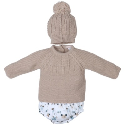 Conjunto bebé com camisola de malha bege, tapa-fraldas branco e touca com pompom