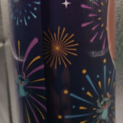 Copo azul com estampas do Stitch e fogos de artifício coloridos