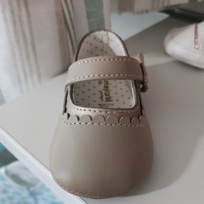 Sapato infantil bege claro com fecho velcro e interior de bolinhas