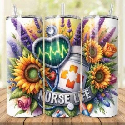 Copos metálicos decorados com flores, estetoscópio, pílulas e texto Nurse Life