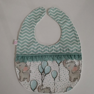 Babete para bebé com padrão verde e branco e elefantes com balões azuis