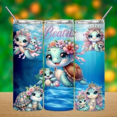 Garrafa térmica azul com ilustrações de tartarugas e nome Beatriz